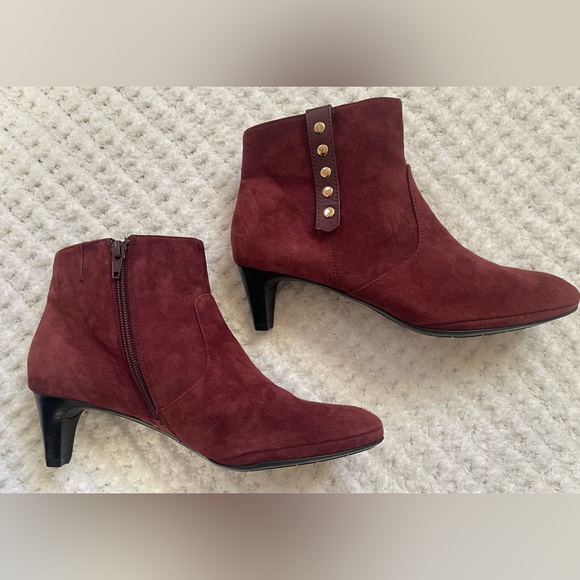Tacoma Burgundy Suede Comfortiva 2 Inch Heel Studded Ankle Boot Sz 8 1/2 - Picture 3 of 13